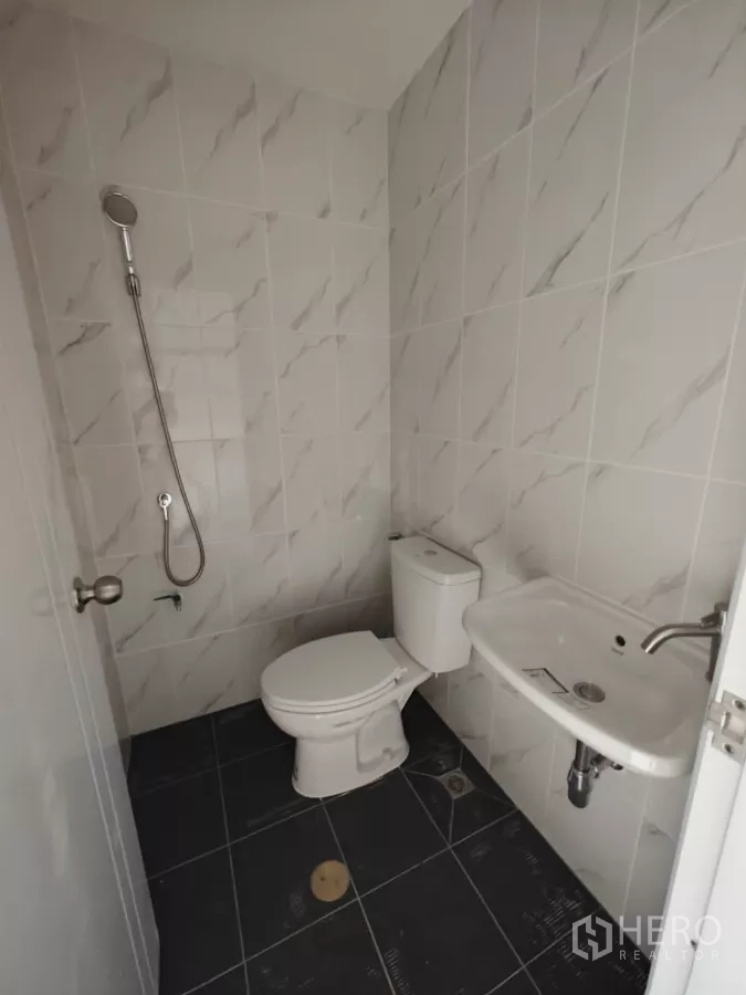 货栈 出租在Sam Phran, Nakhon Pathom - 全新瓷砖卫浴，马桶、洗手盆与淋浴