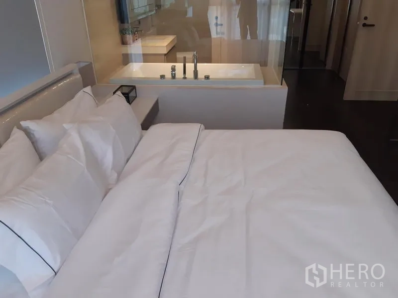 คอนโด ให้เช่าในWatthana, Bangkok - ห้องนอนหลักพร้อมอ่างอาบน้ำหลังฉากกระจก