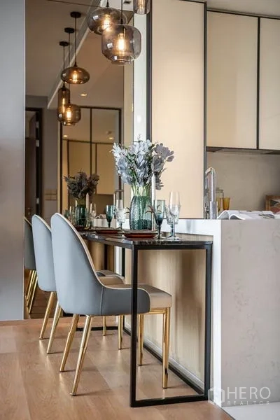 公寓 出租在Khlong Toei, Bangkok - 精致用餐角，现代餐椅与大理石厨房台面