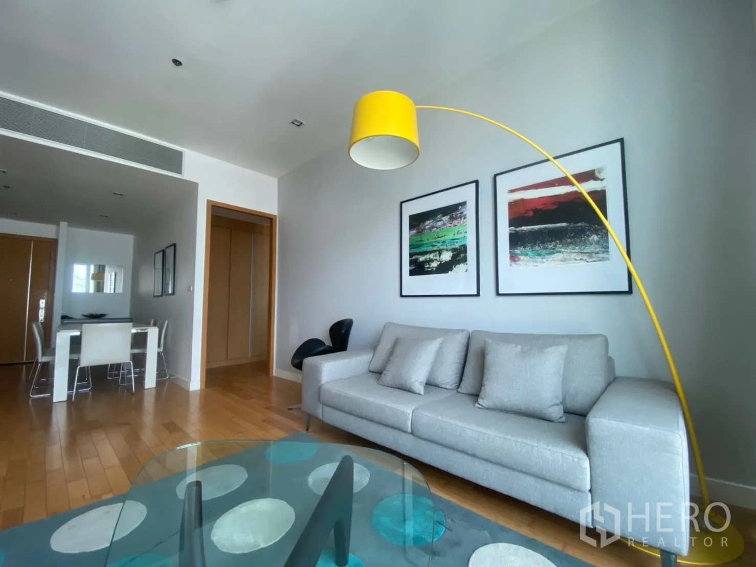 คอนโด ให้เช่าหรือขายในKhlong Toei, Bangkok - โถงนั่งเล่นและรับประทานอาหารแบบเปิดโล่ง พื้นไม้จริง โซฟาทันสมัย และโต๊ะกินข้าว 4 ที่นั่ง