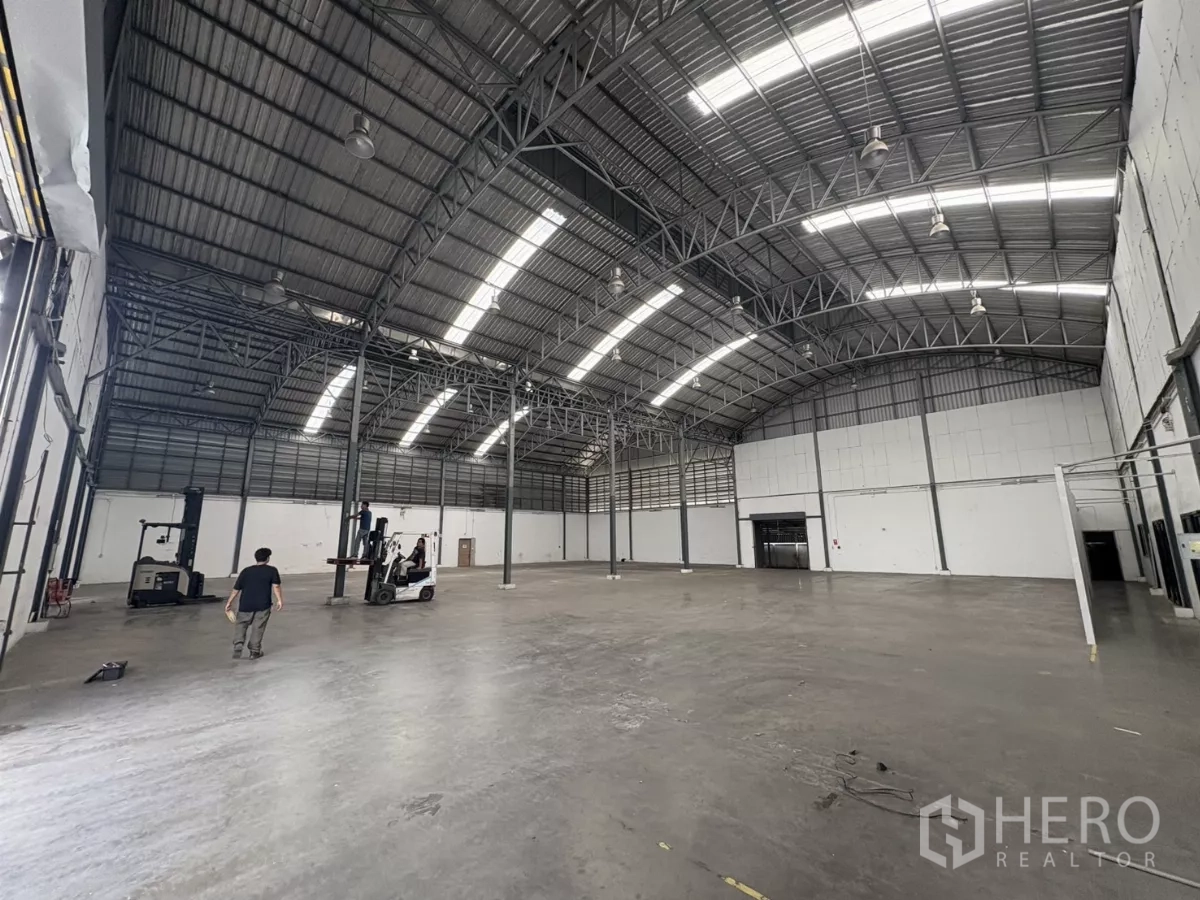 คลังสินค้า ให้เช่าในBang Phli, Samut Prakan - ภายในโกดังโล่งกว้าง โครงหลังคาเหล็ก ช่องแสงสกายไลท์ และพื้นคอนกรีตขัดมัน.