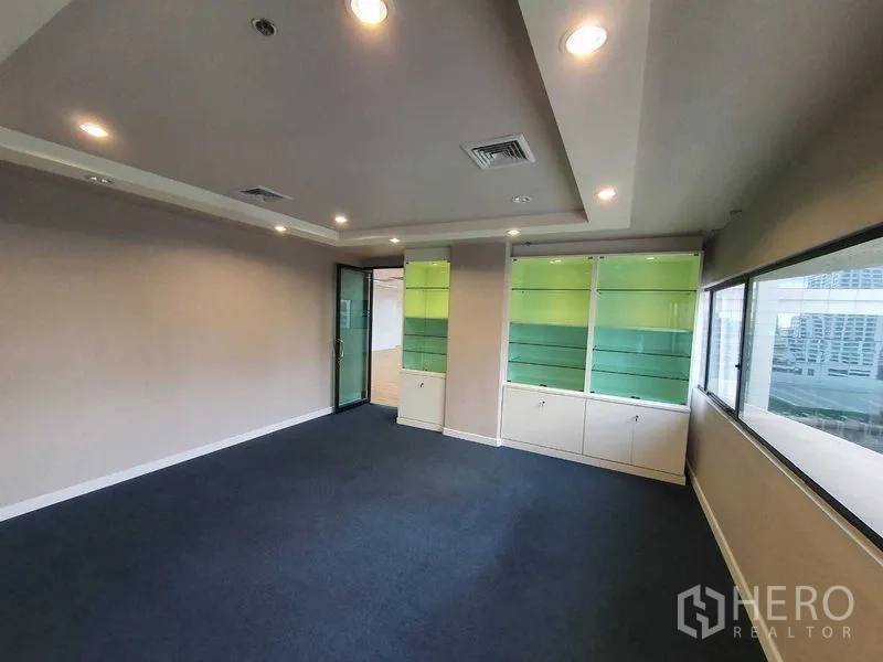สำนักงาน ให้เช่าในDin Daeng, Bangkok - ห้องทำงาน/ประชุมปูพรม พร้อมตู้โชว์กระจกบิลท์อิน และไฟดาวน์ไลท์