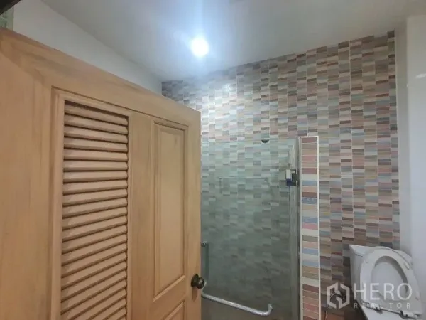 สำนักงานที่บ้าน ให้เช่าหรือขายในYan Nawa, Bangkok - ห้องน้ำผนังกระเบื้องโมเสก มีตู้กระจกกั้นอาบน้ำและโถสุขภัณฑ์