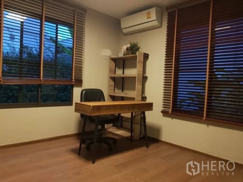 Detached House for rent in Bang Phli, Samut Prakan - Quiet home office with desk, shelving, wooden blinds and air conditioner.