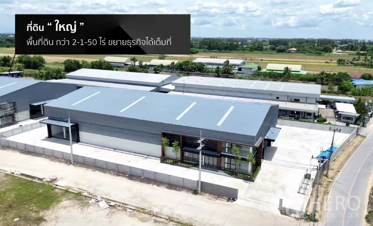 工厂 出租或出售在Phutthamonthon, Nakhon Pathom - 工厂园区航拍，可见大型硬化场地与周边道路。