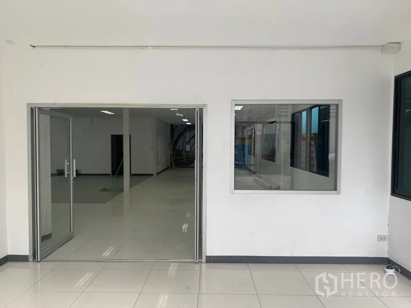 货栈 出租在Suan Luang, Bangkok - 玻璃双开门与内窗通往办公室区域