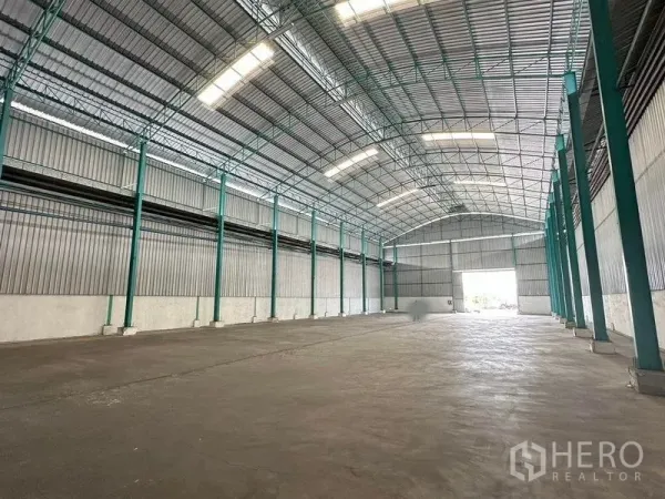 货栈 出租在Bang Pa-in, Phra Nakhon Si Ayutthaya - 内景朝向大型装卸门，车辆可直接驶入作业。