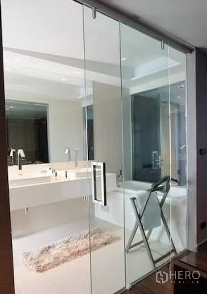 Townhouse for rent in Watthana, Bangkok - Contemporary bathroom with glass partition and double vanity.