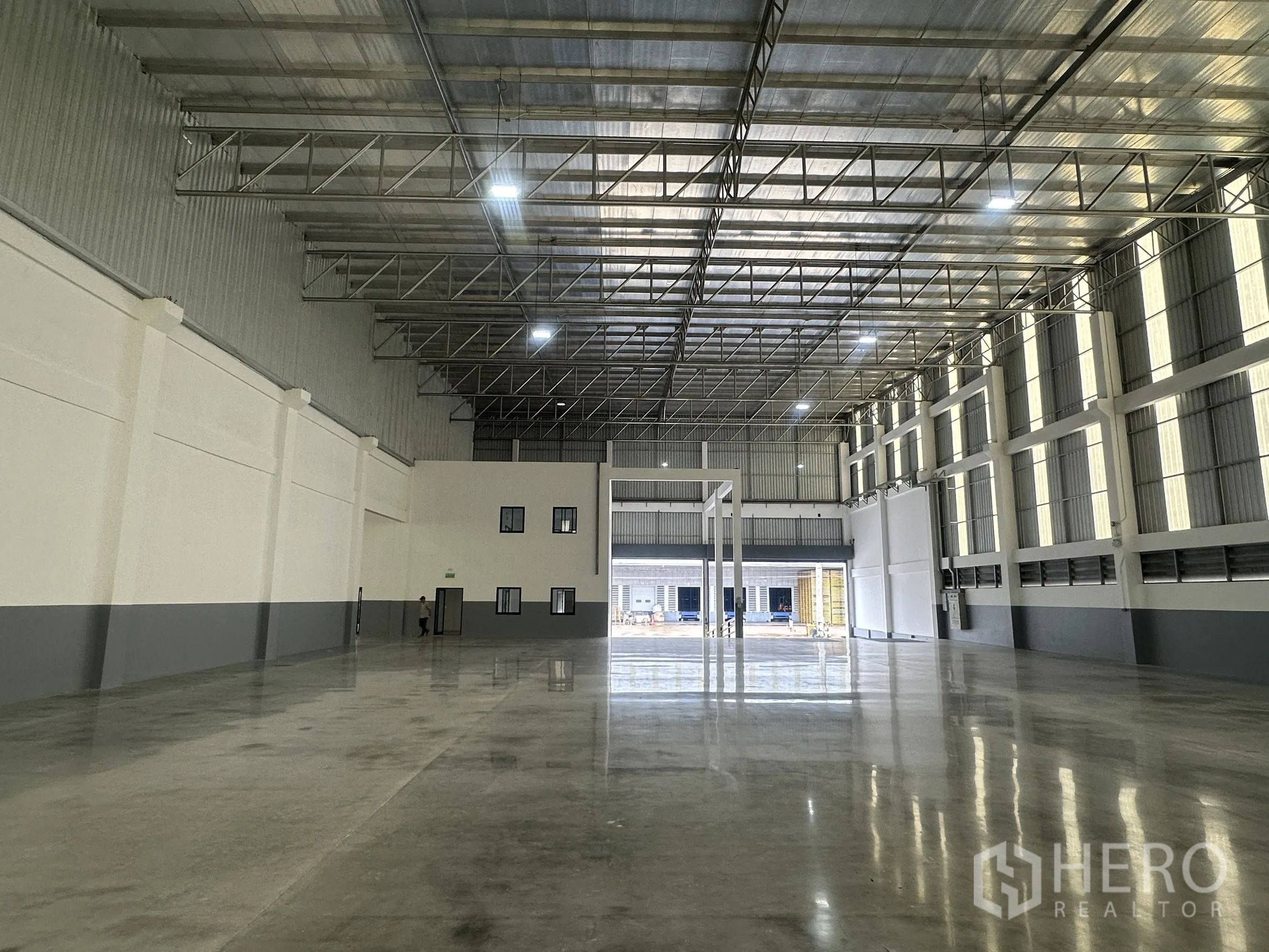 โกดัง for rent in Mueang Samut Prakan, Samut Prakan - มุมมองภายในไปยังทางเข้า ผนังสูง พื้นขัดมัน และแสงสว่างธรรมชาติ