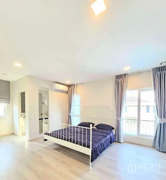 Detached House for rent or sale in Prawet, Bangkok - Spacious master bedroom with air conditioning, en-suite access and multiple windows.
