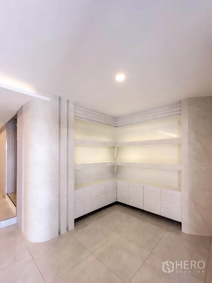 联排别墅 for sale in Wang Thonglang, Bangkok - 白色转角内置展示层架与底部柜体。