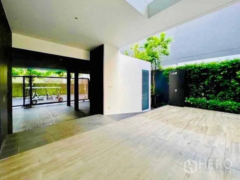 บ้าน ขายในHuai Khwang, Bangkok - เฉลียงและที่จอดรถในร่ม พื้นลายไม้ พร้อมแนวพุ่มไม้เขียว