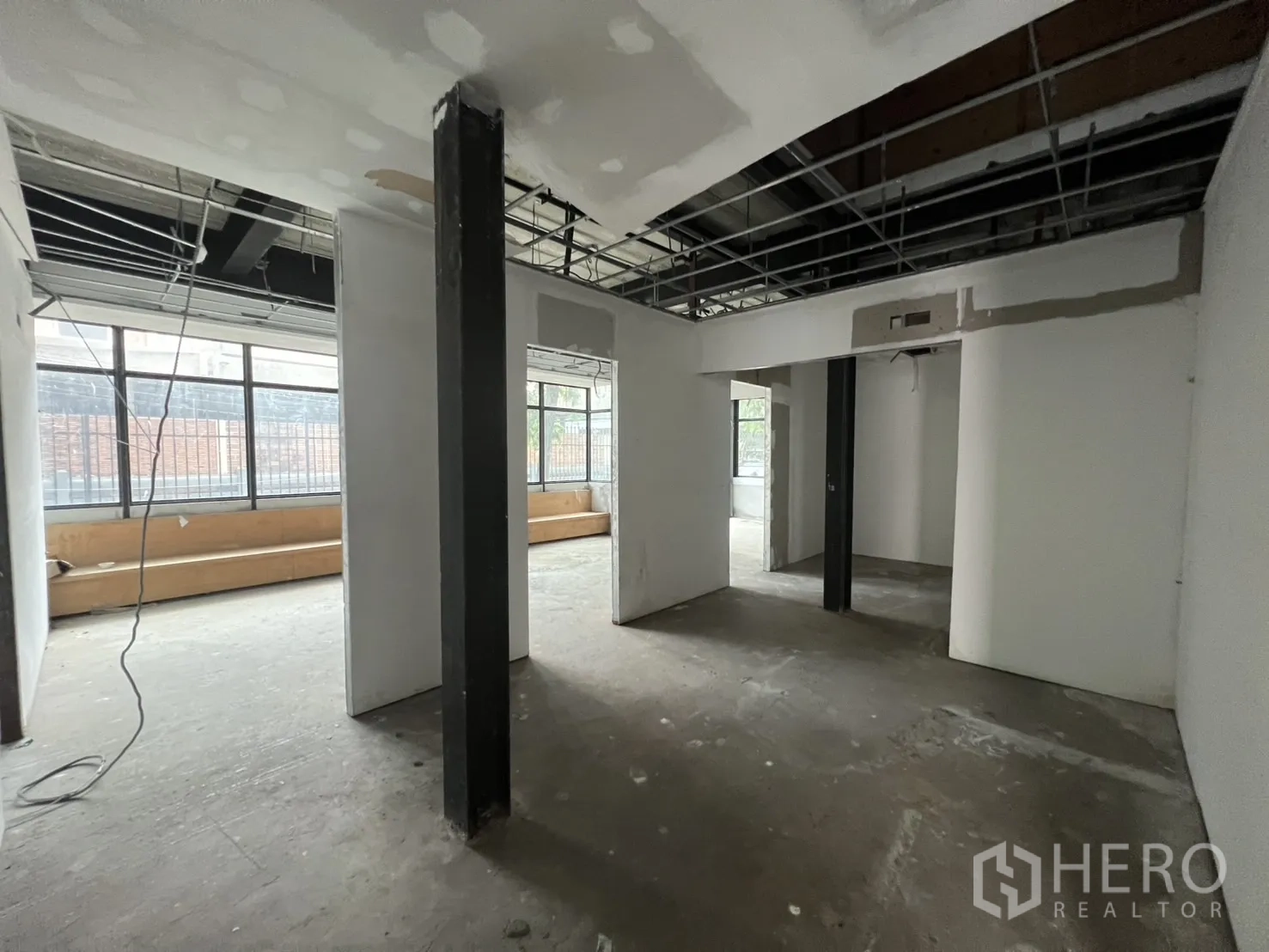 พื้นที่ขายปลีก ให้เช่าในWatthana, Bangkok - พื้นที่ทำงานมีเสากลาง ม้านั่งยาว และหน้าต่างบานใหญ่