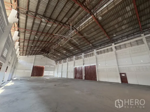 คลังสินค้า ให้เช่าในBang Phli, Samut Prakan - โกดังเพดานสูงพร้อมประตูเหล็กบานเลื่อนขนาดใหญ่และช่องระบายอากาศ