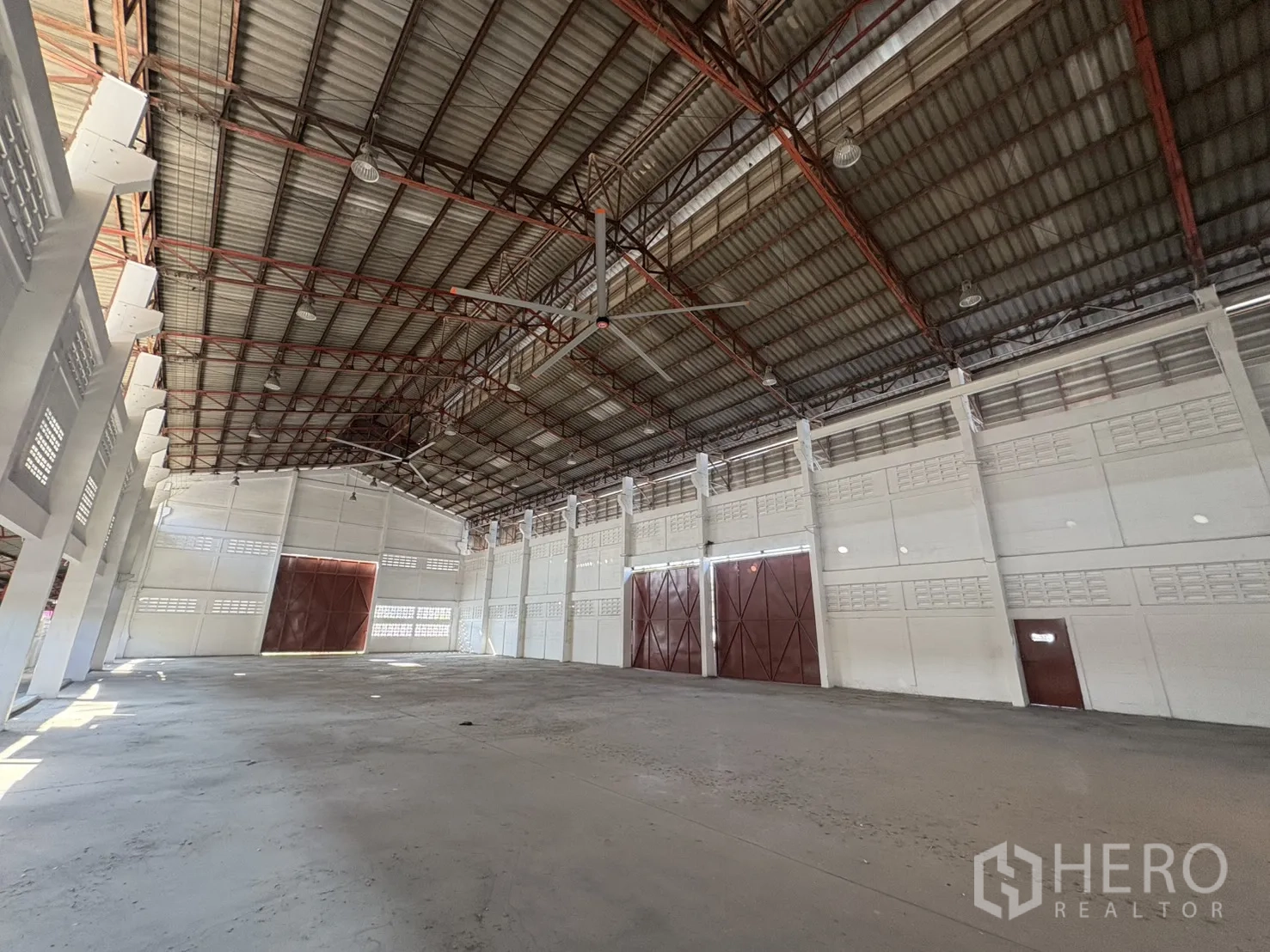 คลังสินค้า ให้เช่าในBang Phli, Samut Prakan - โกดังเพดานสูงพร้อมประตูเหล็กบานเลื่อนขนาดใหญ่และช่องระบายอากาศ