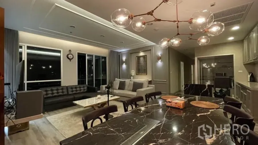 公寓 出售在Sathon, Bangkok - 开放式客餐厅，搭配大理石餐桌、玻璃气泡吊灯与落地窗，夜景迷人。