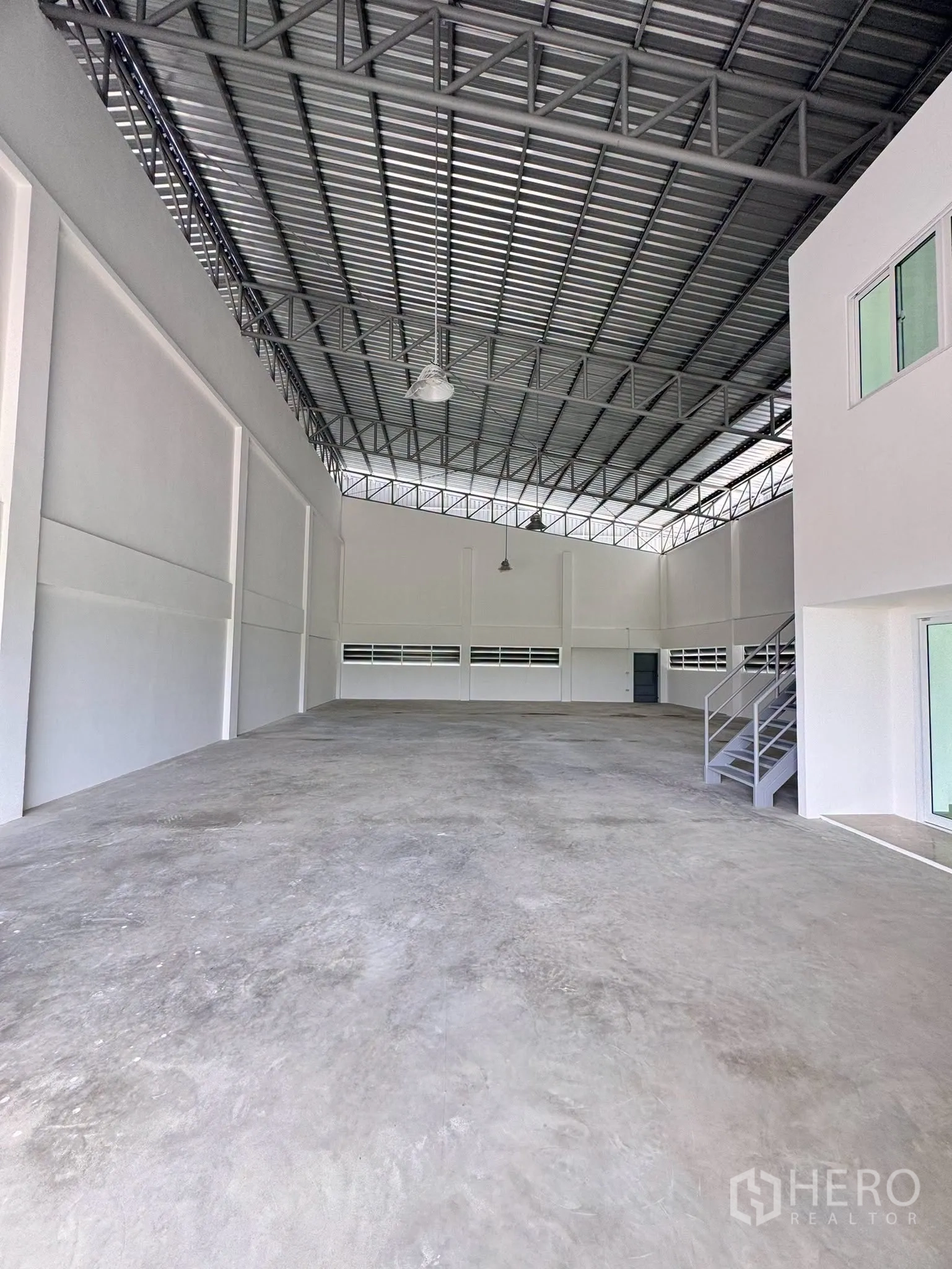 โกดัง for rent in Bang Bo, Samut Prakan - ฮอลล์โกดังโล่งเห็นโครงหลังคาเหล็กและช่องลมด้านข้าง