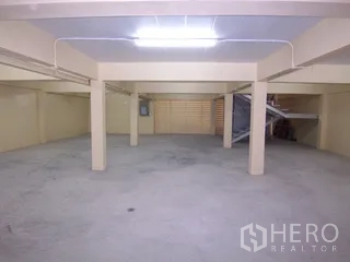 工厂 for rent in Thung Khru, Bangkok - 开放式楼层，混凝土地面、方形立柱与日光灯。