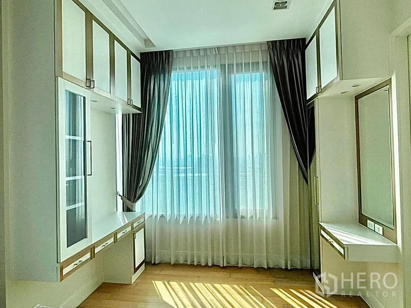 คอนโด ให้เช่าในChatuchak, Bangkok - พื้นที่ทำงานหรือแต่งตัว หน้าต่างบานใหญ่ ตู้บิวท์อิน แสงธรรมชาติจำนวนมาก