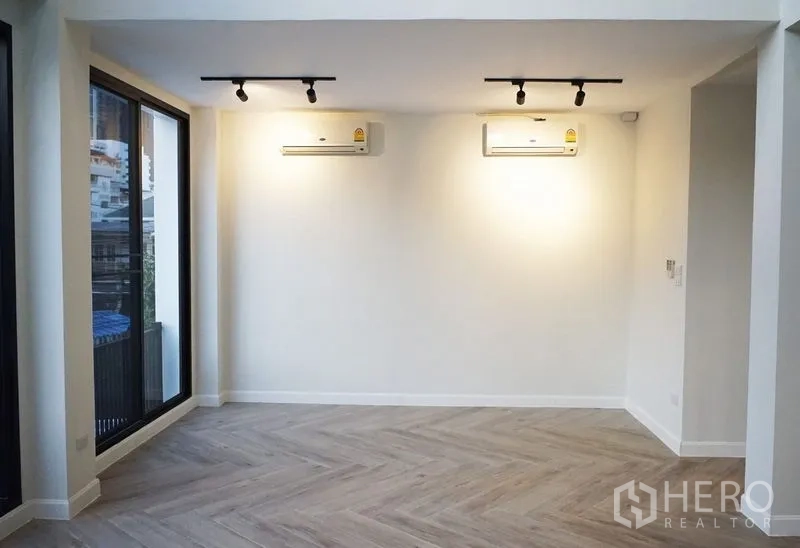 带办公室的家 出租或出售在Watthana, Bangkok - 配有空调和轨道灯的房间，并连接阳台推拉门。