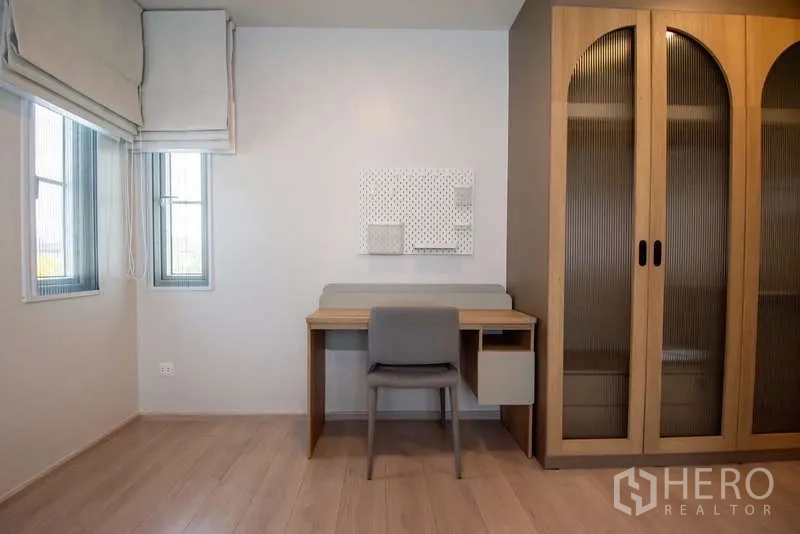 Detached House for rent in Bang Phli, Samut Prakan - Work-from-home study with desk and wooden wardrobe next to windows.