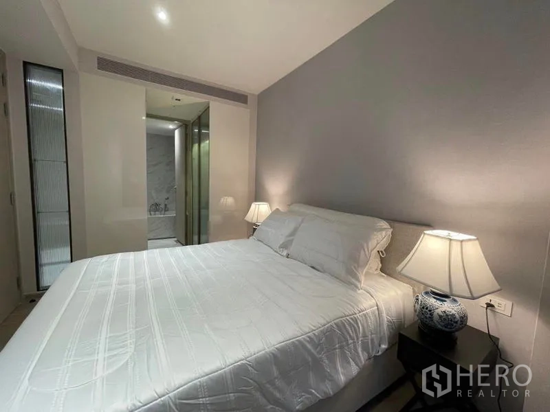 คอนโด ให้เช่าในKhlong Toei, Bangkok - ห้องนอนเตียงผ้าปูสีขาว โคมไฟหัวเตียง เชื่อมเข้าห้องน้ำ