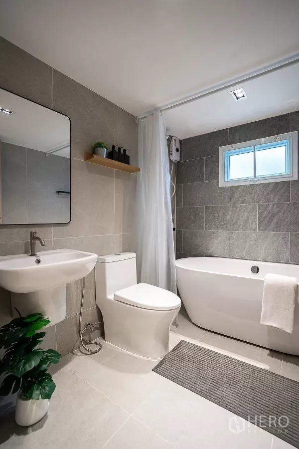 บ้าน ให้เช่าในHuai Khwang, Bangkok - ห้องน้ำทันสมัย มีอ่างอาบน้ำ โถสุขภัณฑ์ อ่างล้างหน้า และผนังกระเบื้องเทา