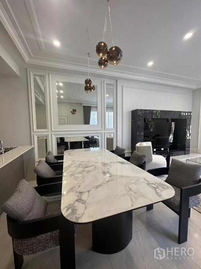 บ้าน ให้เช่าหรือขายในBang Kapi, Bangkok - ภาพใกล้โต๊ะกินข้าวหินอ่อน โคมไฟแขวน และกระจกเงาบิวท์อิน