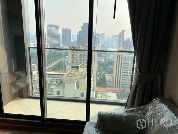 คอนโด ให้เช่าในRatchathewi, Bangkok - พื้นที่นั่งเล่นพร้อมประตูกระจกสูงจรดเพดาน เปิดรับวิวเมืองกรุงเทพฯ