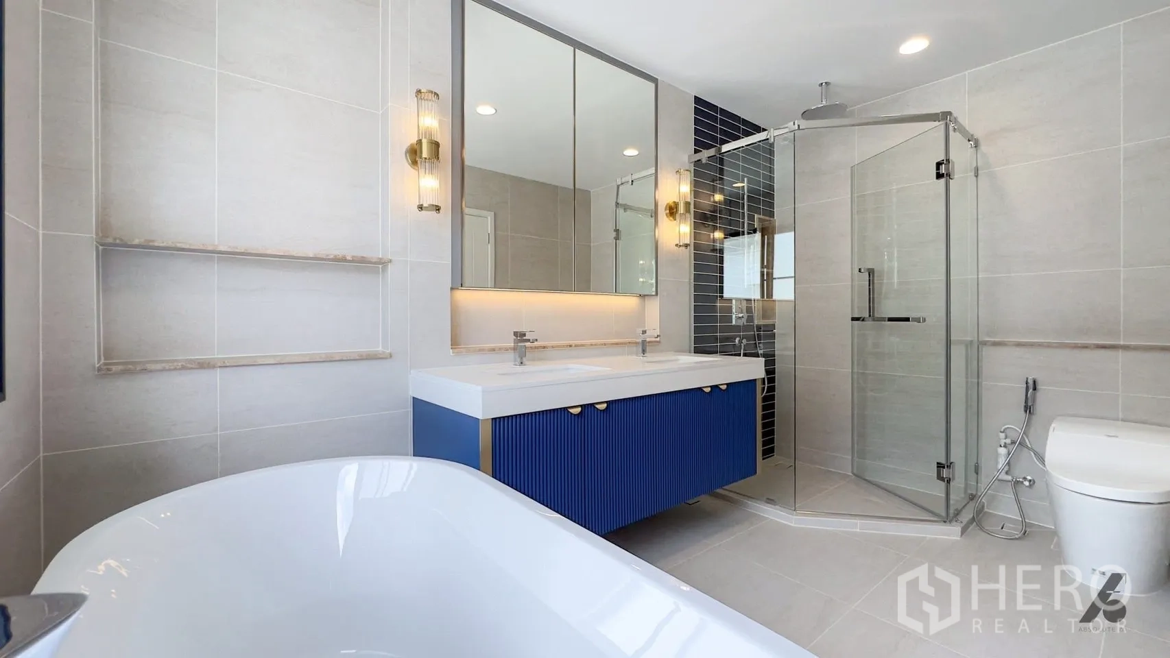 Detached House for rent in Bang Phli, Samut Prakan - Primary bathroom featuring a freestanding tub, double vanity, and glass-enclosed rain shower.