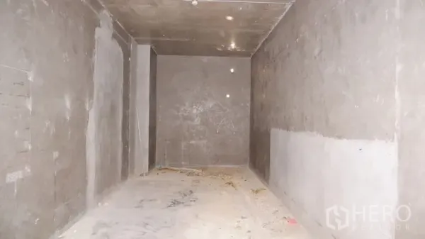 พื้นที่ขายปลีก ให้เช่าในWatthana, Bangkok - ภายในพื้นที่ค้าปลีกสภาพเปล่า ผนังคอนกรีต เพดานสูง ผังห้องทรงสี่เหลี่ยมผืนผ้า พร้อมปรับแต่งได้ทันที