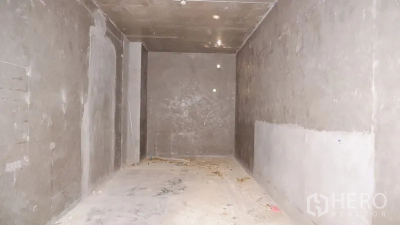 พื้นที่ขายปลีก ให้เช่าในWatthana, Bangkok - ภายในพื้นที่ค้าปลีกสภาพเปล่า ผนังคอนกรีต เพดานสูง ผังห้องทรงสี่เหลี่ยมผืนผ้า พร้อมปรับแต่งได้ทันที