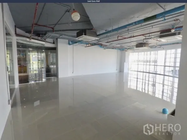 สำนักงาน ให้เช่าในKhlong Toei, Bangkok - พื้นที่ทำงานกว้าง พื้นเงา ทางเข้าแบบผนังกระจก พร้อมเพดานสมัยใหม่โชว์ท่อ