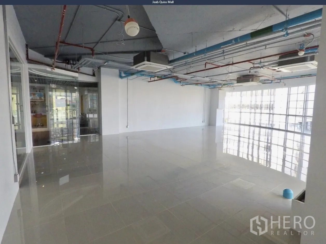 สำนักงาน ให้เช่าในKhlong Toei, Bangkok - พื้นที่ทำงานกว้าง พื้นเงา ทางเข้าแบบผนังกระจก พร้อมเพดานสมัยใหม่โชว์ท่อ