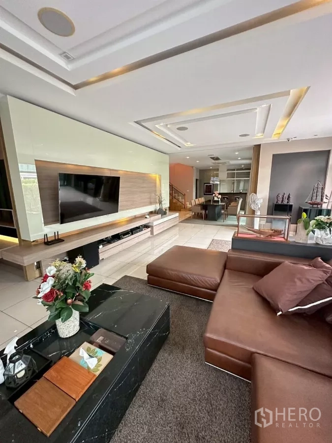 Detached House for sale in Bang Lamung, Chon Buri - Living room view toward the dining zone with built-in media wall and open-plan layout.