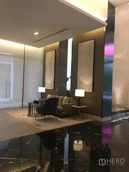 公寓 出租在Watthana, Bangkok - 接待大堂，黑色大理石地面与氛围灯光。