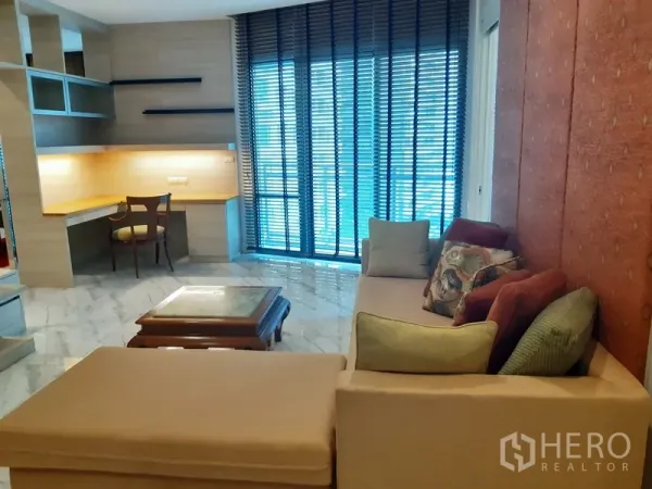 คอนโด ให้เช่าหรือขายในKhlong Toei, Bangkok - ห้องนั่งเล่นสว่าง โซฟาเข้ามุม พื้นหินอ่อน โต๊ะทำงานบิวท์อิน และหน้าต่างสูงพร้อมมู่ลี่