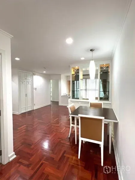 คอนโด ให้เช่าในWatthana, Bangkok - พื้นที่รับประทานอาหารแบบเปิดโล่ง โคมไฟแขวน ตู้บิวท์อิน และพื้นไม้เงางาม