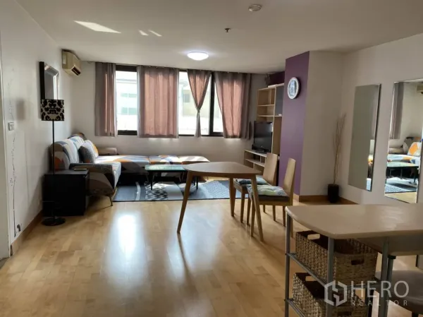 คอนโด ให้เช่าในPathum Wan, Bangkok - มุมมองกว้างของห้องนั่งเล่นและรับประทานอาหาร พื้นไม้ แสงธรรมชาติ