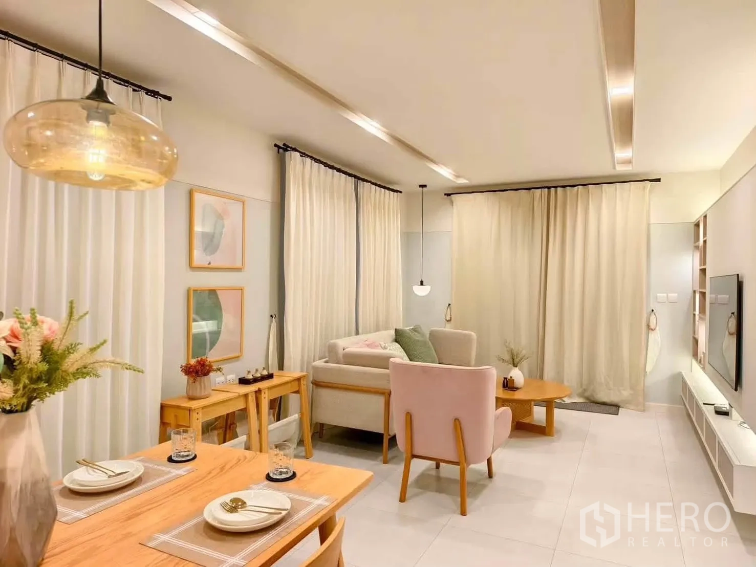 独栋房屋 for rent in Bang Phli, Samut Prakan - 餐客一体空间，配沙发与电视柜。