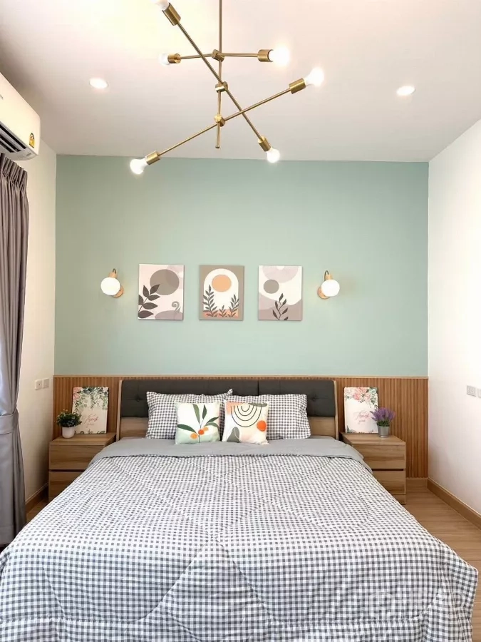 ทาวน์เฮาส์ ให้เช่าในBang Phli, Samut Prakan - ห้องนอนใหญ่ โคมไฟโมเดิร์น โต๊ะข้างเตียง และงานภาพตกแต่ง