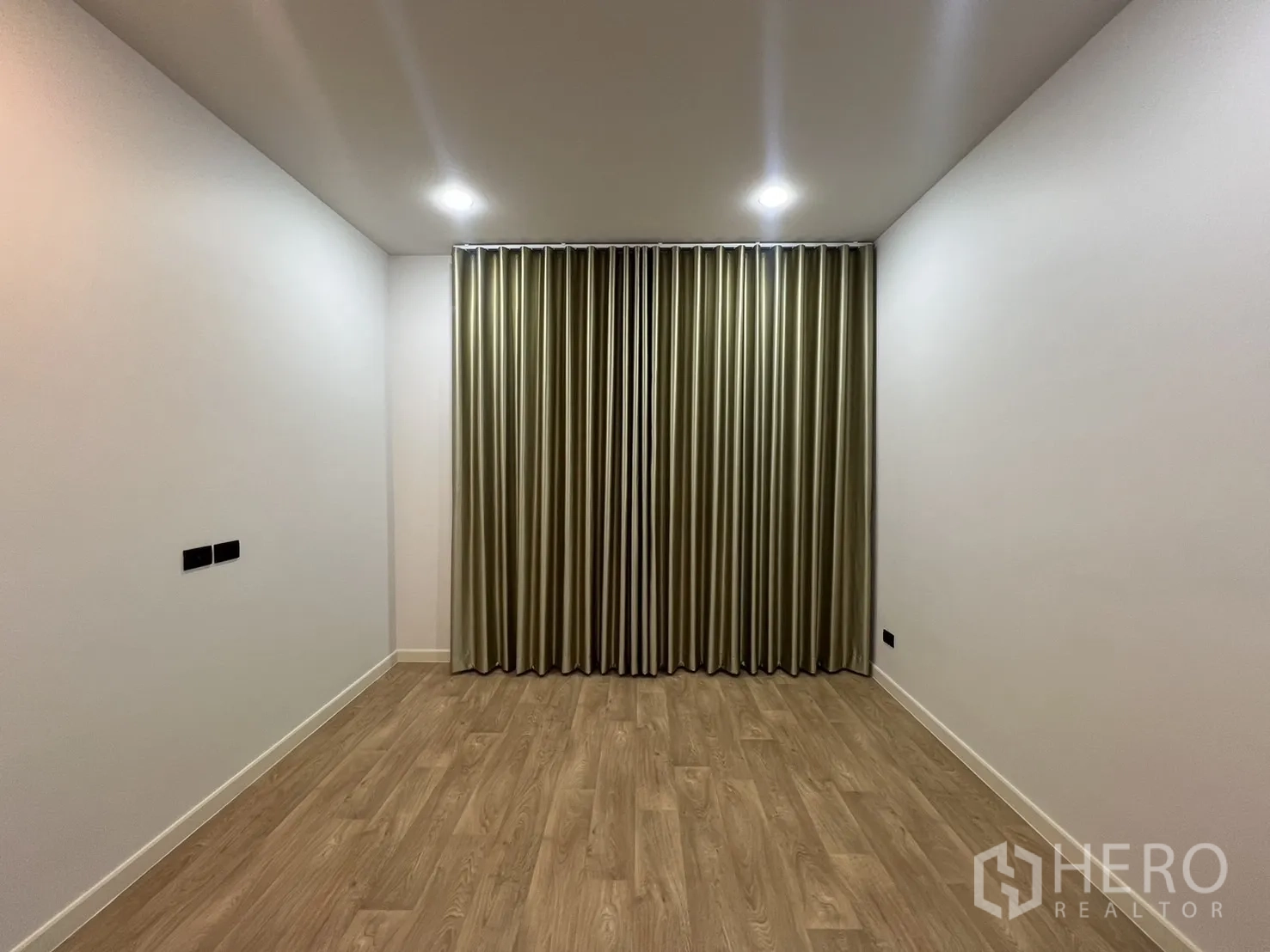 Detached House for rent or sale in Bang Kapi, Bangkok - Empty room with wood floor and full-length curtains, suitable as bedroom or office