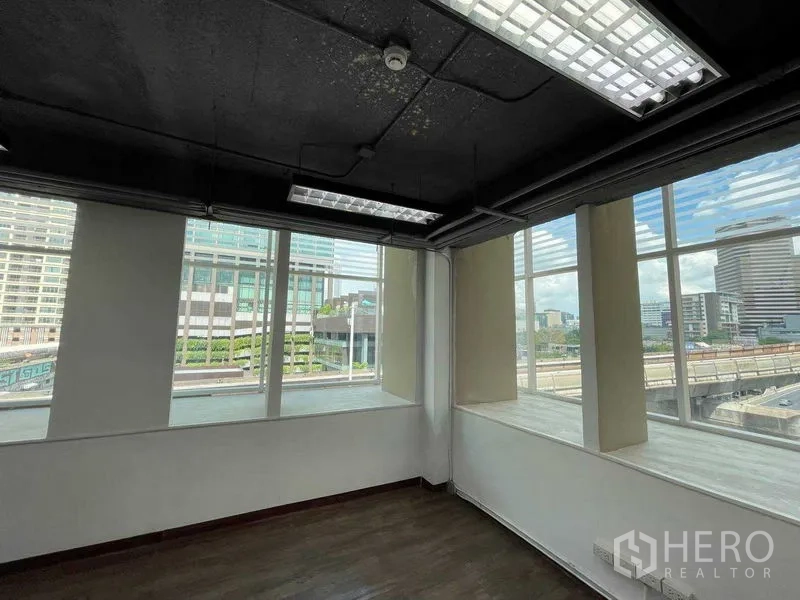 Office Space for rent in Ratchathewi, Bangkok - Corner windows offering city views and abundant natural light into the office.