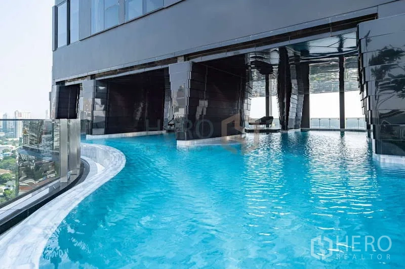 คอนโด ให้เช่า - สระว่ายน้ำอินฟินิตี้พร้อมวิวเมืองในคอนโดไฮไรส์
