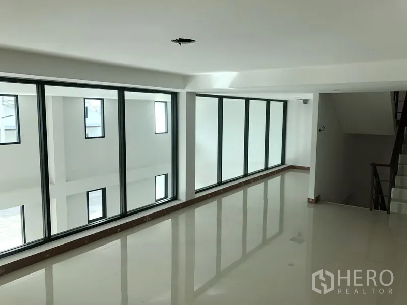 Factory for rent or sale in Bang Bua Thong, Nonthaburi - Upper mezzanine office level with long glass panels overlooking the warehouse.