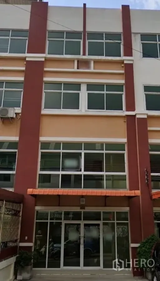 สำนักงานที่บ้าน ให้เช่าในYan Nawa, Bangkok - อาคารโฮมออฟฟิศหลายชั้น ด้านหน้าเป็นกระจกและกันสาดสีส้ม ในยานนาวา กรุงเทพฯ