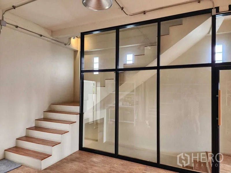 Warehouse for rent in Bang Kruai, Nonthaburi - Staircase with a glass partition leading to upper office floors.