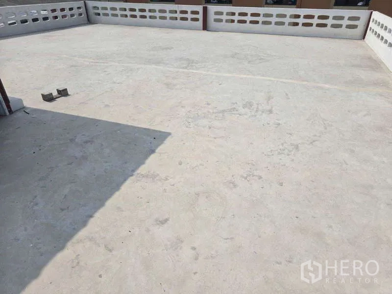 คลังสินค้า ให้เช่าในMueang Samut Sakhon, Samut Sakhon - ดาดฟ้าคอนกรีตเปิดโล่ง พร้อมแนวกันตกเตี้ย