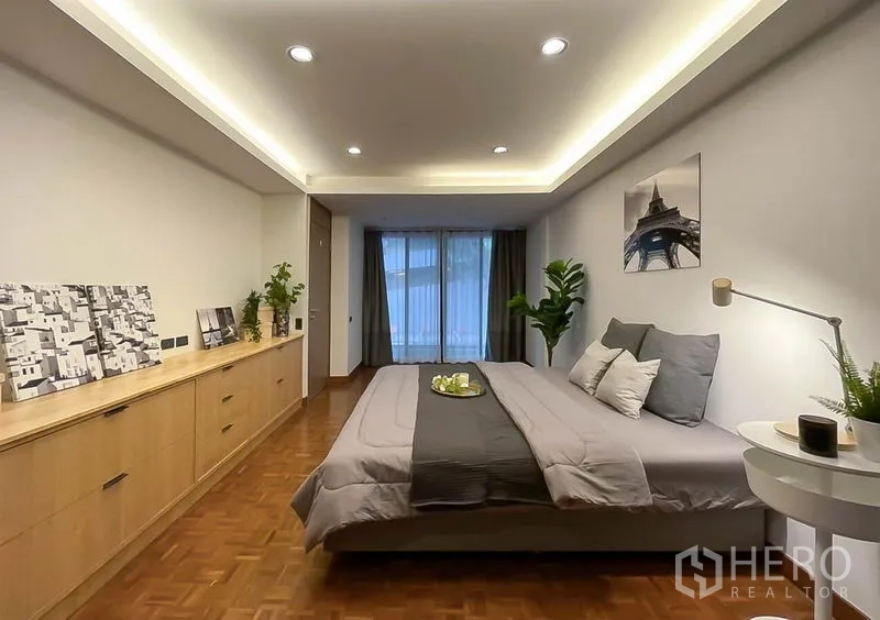 ทาวน์เฮาส์ ให้เช่าในKhlong Toei, Bangkok - ห้องนอนมาสเตอร์กว้าง ไฟซ่อนฝ้า ตู้บิลท์อิน และพื้นปาเกต์