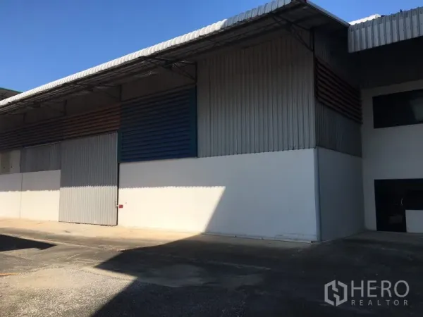 คลังสินค้า ให้เช่าในSaphan Sung, Bangkok - ด้านข้างโกดังมีแผงระบายอากาศโลหะและกันสาด